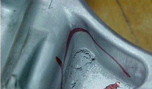 鋁壓鑄過程中鑄件表面上會有摩擦燒蝕的情況是怎么回事？